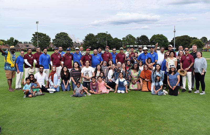 cricket teams with supporters